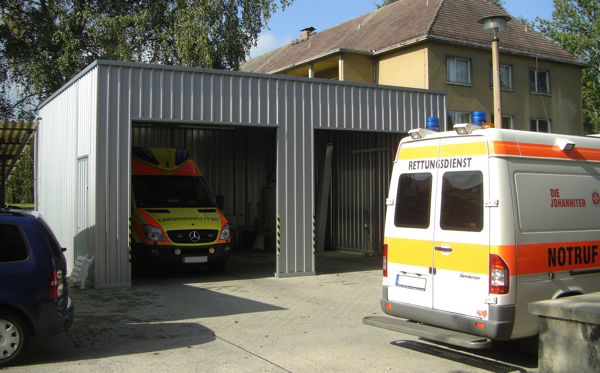 Stahlhalle VELOX Doppelgarage Rolltore offen