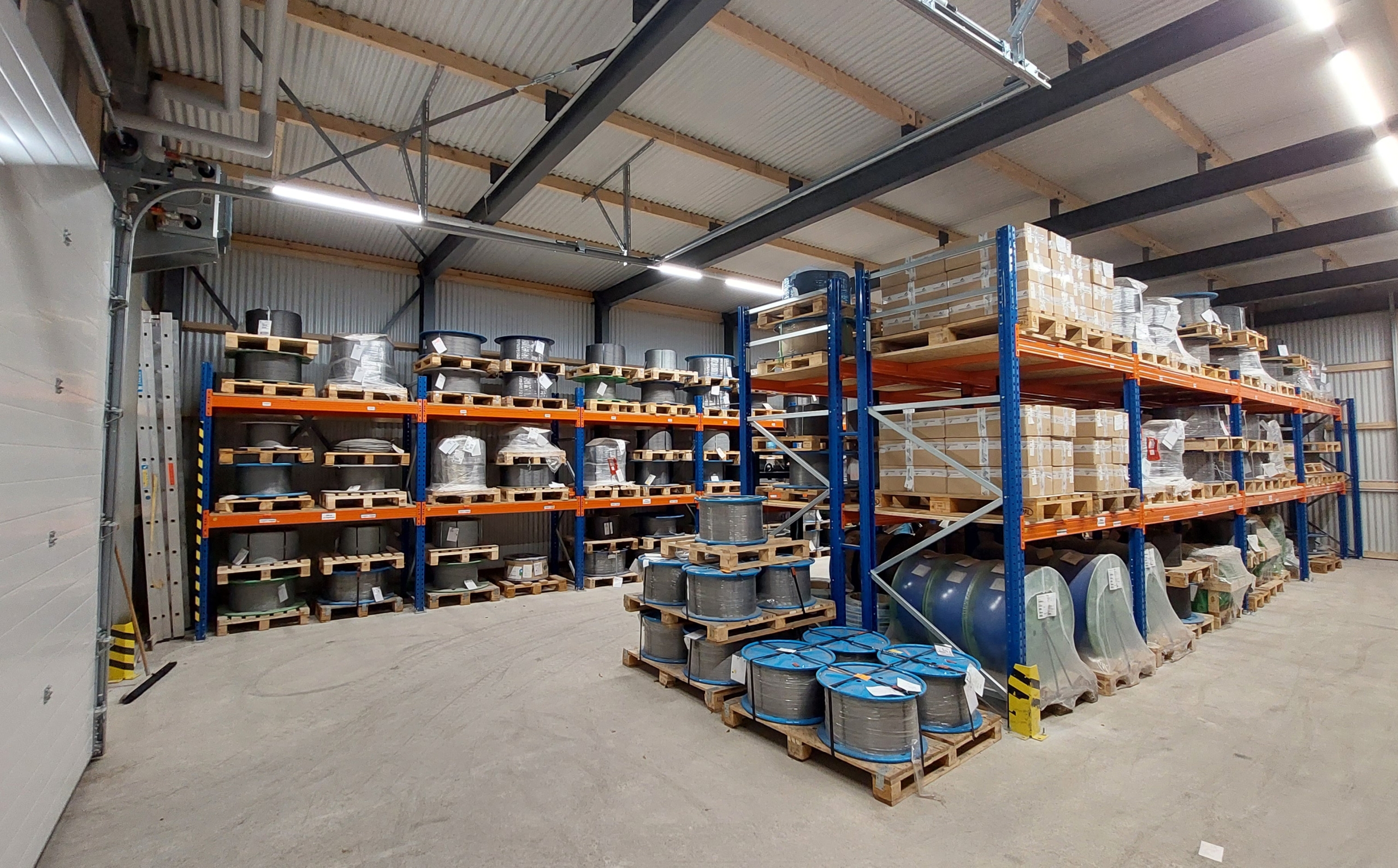 Palettenregale-in-Lagerhalle